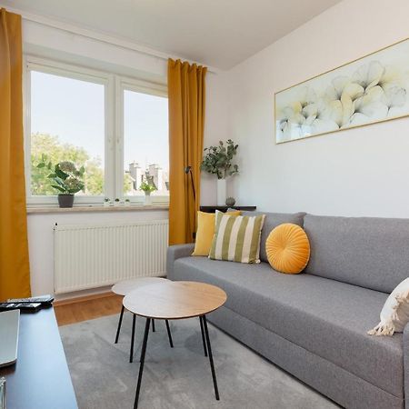 Cozy Apartment With Balcony Warszawa By Noclegi Renters Kültér fotó