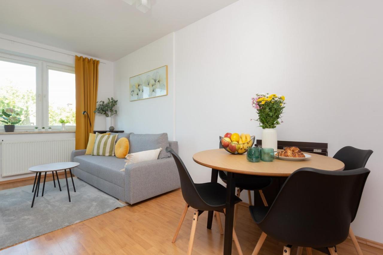 Cozy Apartment With Balcony Warszawa By Noclegi Renters Kültér fotó