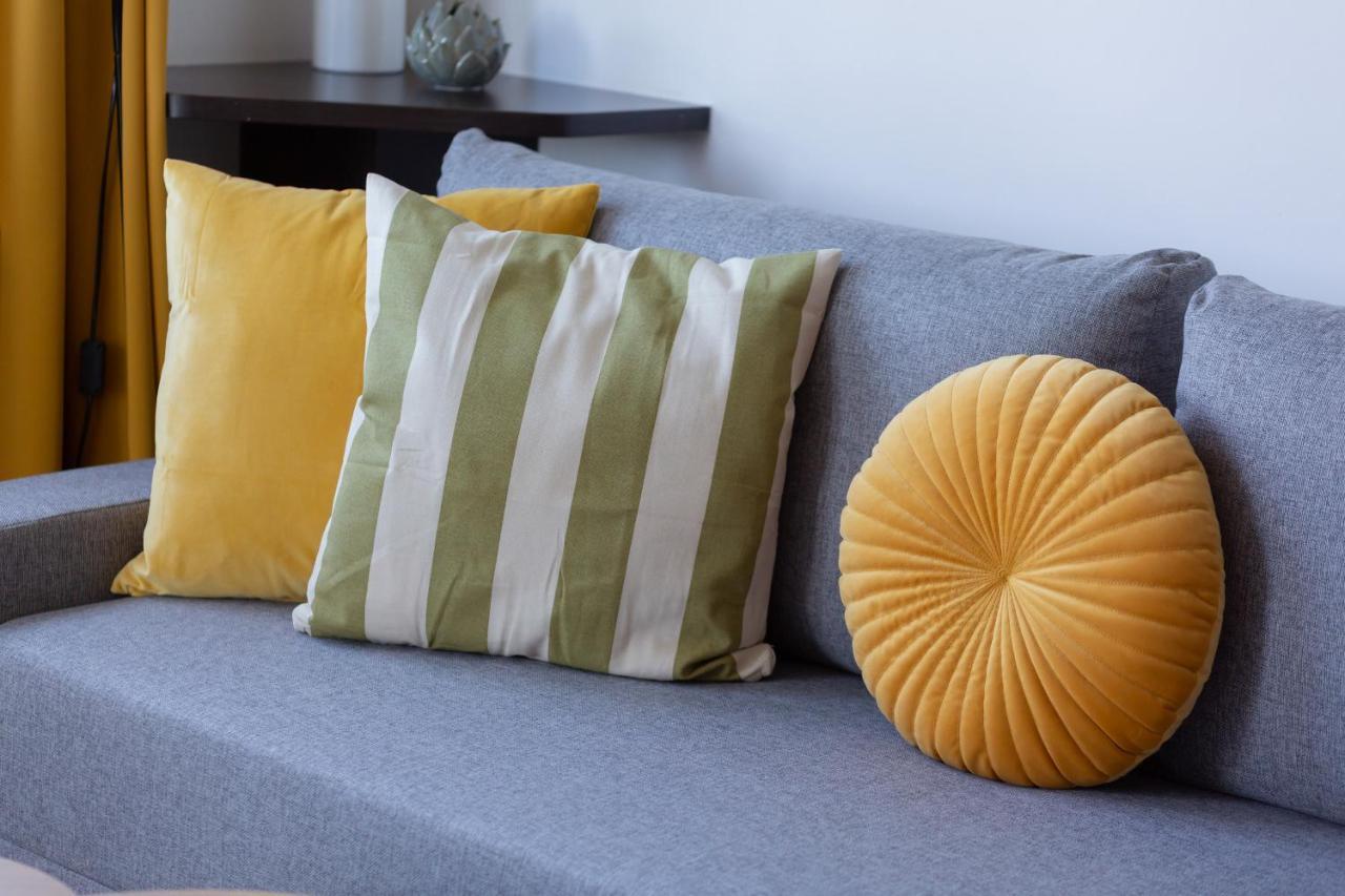 Cozy Apartment With Balcony Warszawa By Noclegi Renters Kültér fotó